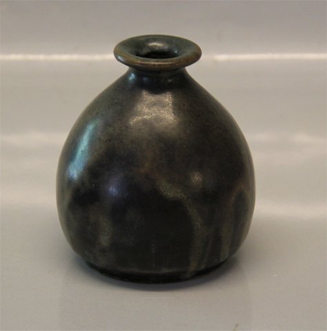 Bing & Groendahl
B&G Art Pottery B&G 401 Stoneware vase 10 cm Lotte Lindahl ?