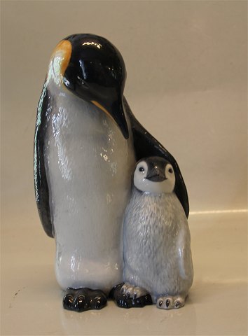 Kongelig Dansk Fuglemor 088 Kgl.  Pingvin med unge 22.5 cm (1249088-62200)
