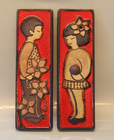 Stentøjsrelief Søholm rødglaseret dreng og pige 40 x 12.5 cm