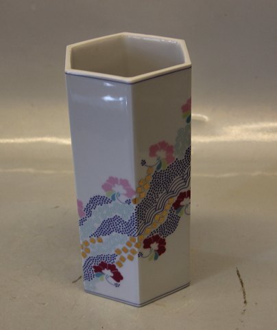 B&G Porcelain B&G 1817-5473 - 6 sided Vase Design Annegrethe Halling Koch 9 x 20 
cm  red / pink; Prisme
