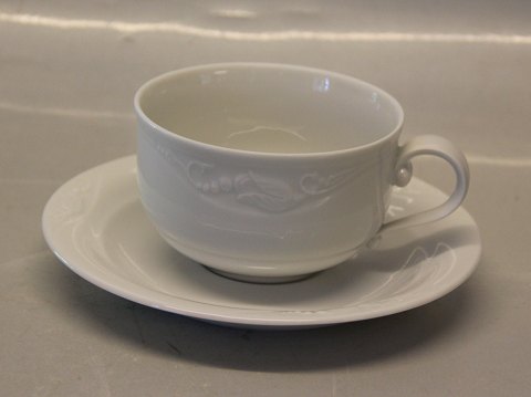 081 Lav kaffekop/tekop 5,5 cm og 073 underkop 14,5 cm
 Royal Copenhagen hvid Magnolia