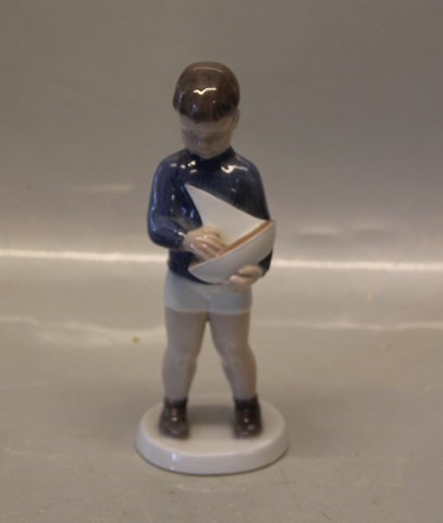 B&G Figurine B&G 2380 Boy with sailing boat 18 cm, Claire Weiss