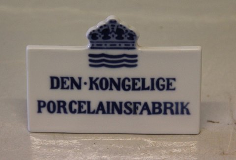 Kongelig Dansk Bordskilt forhandler 6.5 x 9.2 cm Den Kongelige Porcelainsfabrik 
med krone
