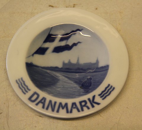 RCM #390 Royal Copenhagen Collector Plate Pre 1923 Danish Flag out side Kronborg 
Castle  9.3 cm Danmark
