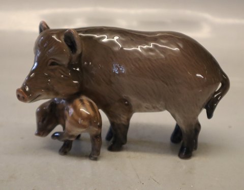 441 RC Pig with young 8.5 x 13 cm Chinese Zodiac figurine Year of the pig 2009 
Royal Copenhagen