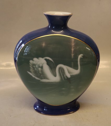 Grøn Art Nouveau vase med svaner 20 x 18 cm Militaria Fraureuth porcelæn 1. 
Verdenskrig