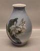 Kongelig Dansk 
2650-2308 RC Vase med hvid blomst og insekter - natsværmmere ? 29 cm