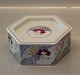 B&G Porcelain
B&G 1827-5470 - 6 sided Bonbon box 5.5 x 12 cm. Design Annegrethe Halling Koch 
red/puerpe;  Prisme