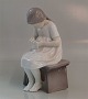 B&G figur 1879 Strikkende Pige på skammel 19,5 cm