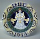 1914 Den kongelige porcelænsfabriks Store Juleplatter af Fajance fra Aluminia
 1025-853 Julerelief 1914 Pige med lysestage med tre lys R. Harboe 30,5 cm