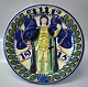 1915 Den kongelige porcelænsfabriks Store Juleplatter af Fajance fra Aluminia 
1087-898 Julerelief 1915 Stående mand med fire klokker R. Harboe 30,5 cm
